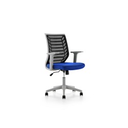 Silla rocada de oficina brazos regulables estructura gris respaldo malla y asiento tela ignifuga azul