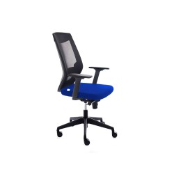 Silla rocada de oficina con brazos tapizada en tela ignifuga azul y respaldo en polimero negro